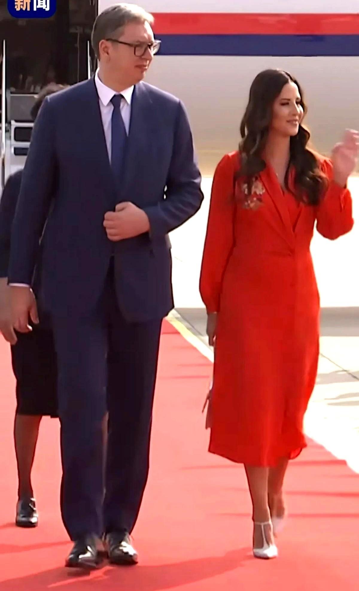 塞尔维亚平均身高男1米82女1米7，总统武契奇1米98合影仍被90后淹没；酒店洗