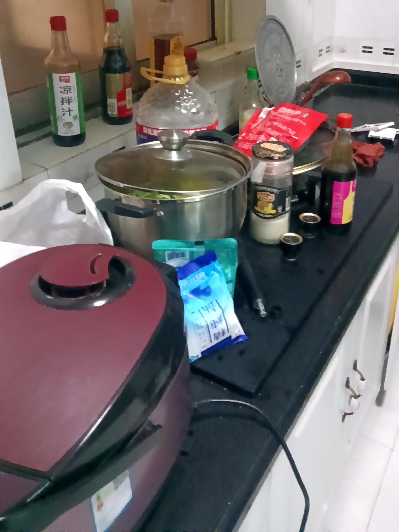 我家厨房就是当代年轻人“不敢消费”的真实写照。
 
给你们看看我家厨房，这哪是做