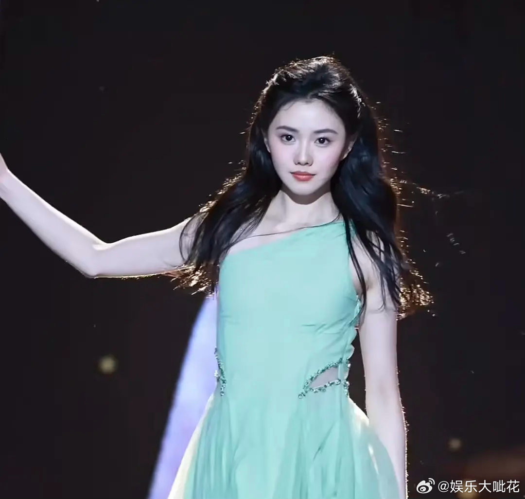 来看看刘浩存CMG舞台生图咋样感觉舞蹈生的底子没有落下，超强表现力啊！ 