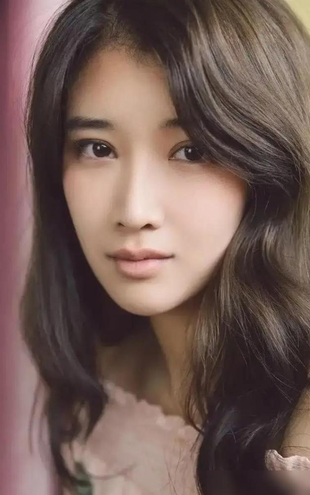 你敢信？30岁生日当天官宣离婚，亲妈哭到蹲楼道，继父却拍桌喊好？
她是奚望，妈