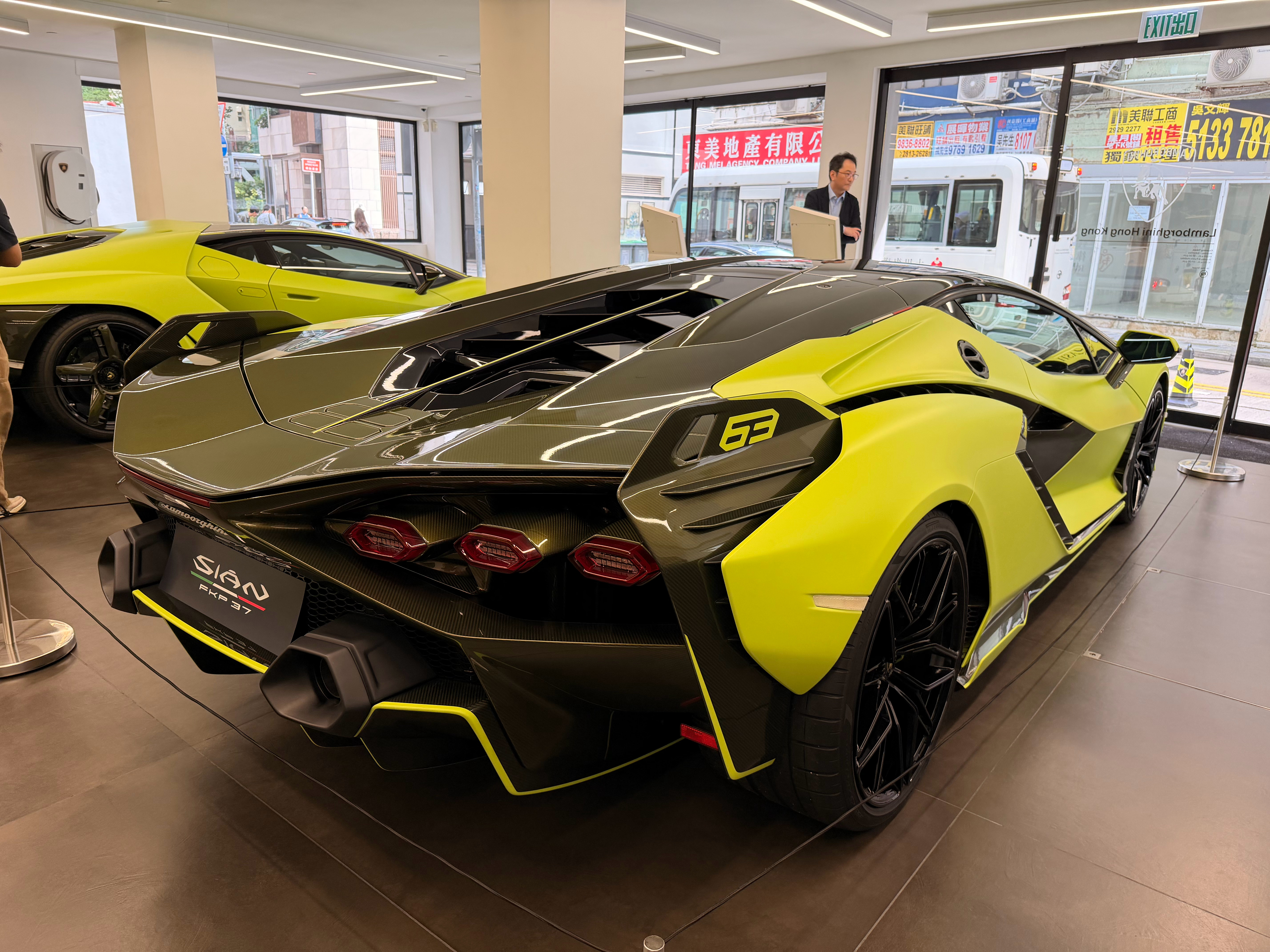 全球限量63台的Sián全球限量20台的Centenario 