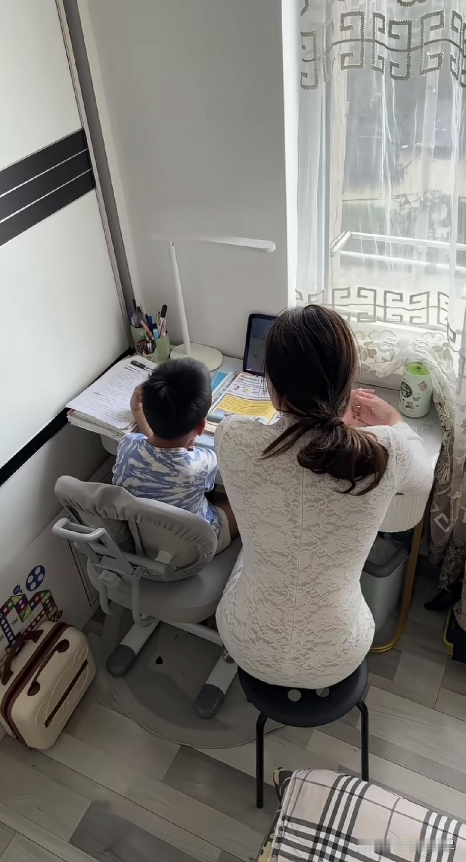 现在给孩子复习作业真的太难了，很多题目都小孩都做不来，遗憾的是，我们大人看到有些