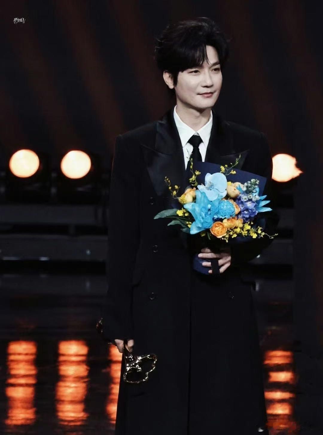 陈楚生晚礼服夯爆了 垂直入坑的现场！《晚礼服》电吉他版编曲太高级，鼓点与弦乐交织