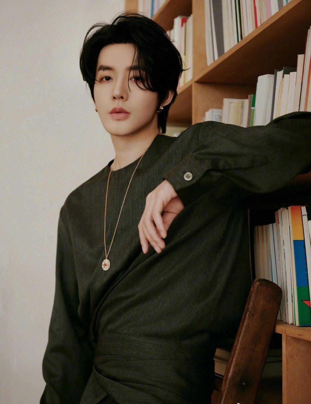 时尚圈是被邓为拿捏住了吧！鎏金红毯造型贵气十足，日常穿搭又潮又有质感，这种自带的