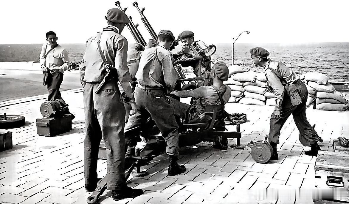 1961年1月6日古巴哈瓦那海滨大道一家加油站的屋顶上，古巴民兵架起高射机枪军事