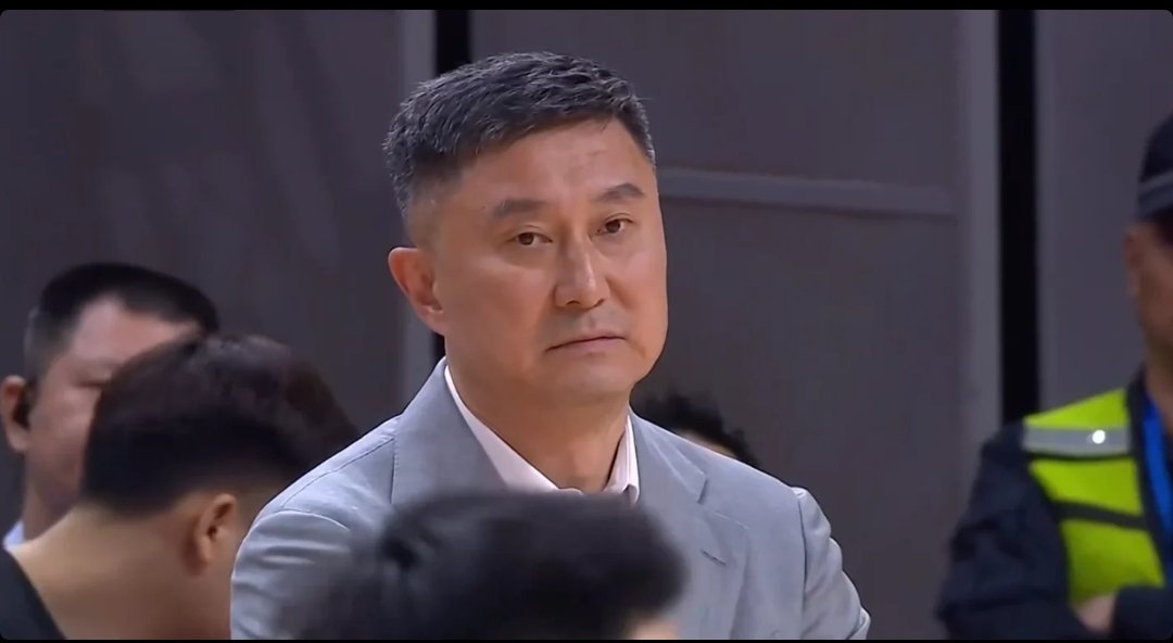 广东男篮球迷真懂球： 孱弱的内线、缓慢的锋线、没篮的外援以及忙于探店的总经理和公