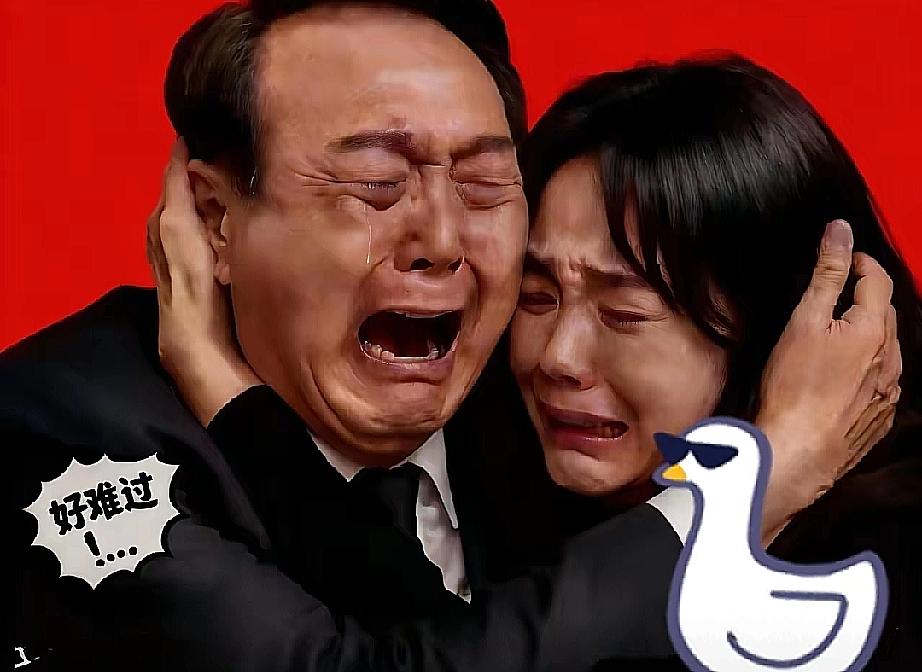 韩国发布消息！
2025年11月7日，韩国前总统尹锡悦和他老婆金建希居然在同一个