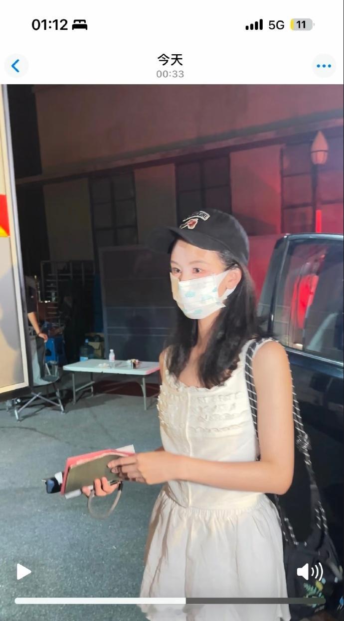陈都灵额头贴创可贴 陈都灵下班和粉丝打招呼时额头上贴了创可贴 ​​​