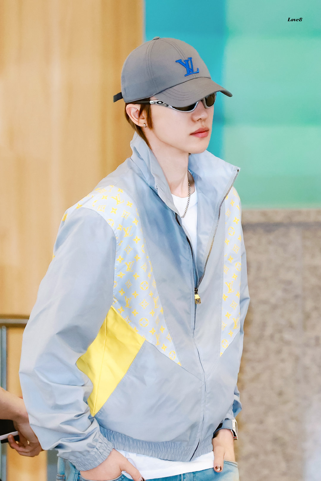 徐明浩 × 机场出发🛫仁川出发回国参加 LV 品牌活动，带来一套 Louis 