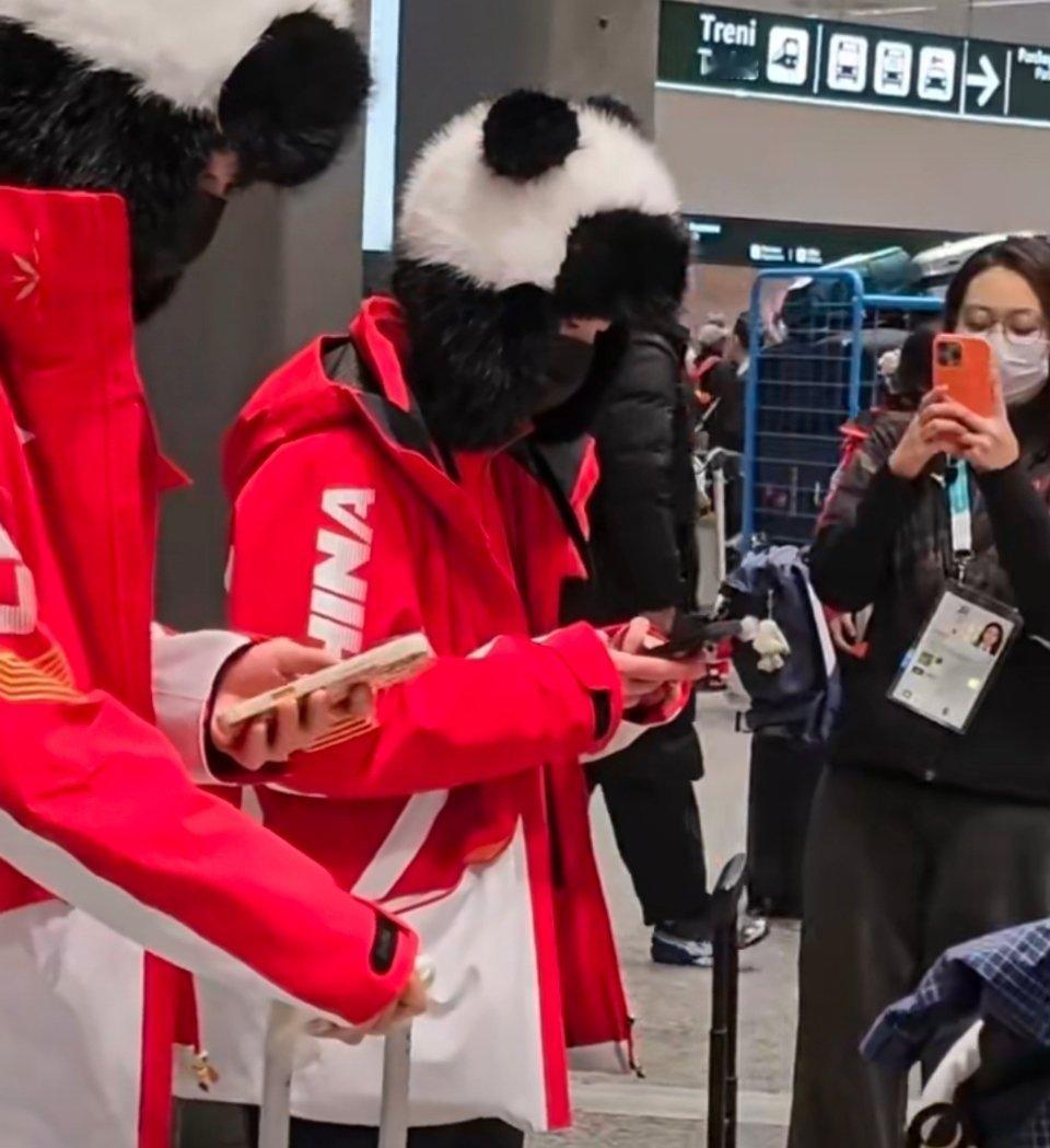 被熊猫林孝埈可爱晕了戴上熊猫帽子林孝俊好萌啊，希望米兰冬奥会加油