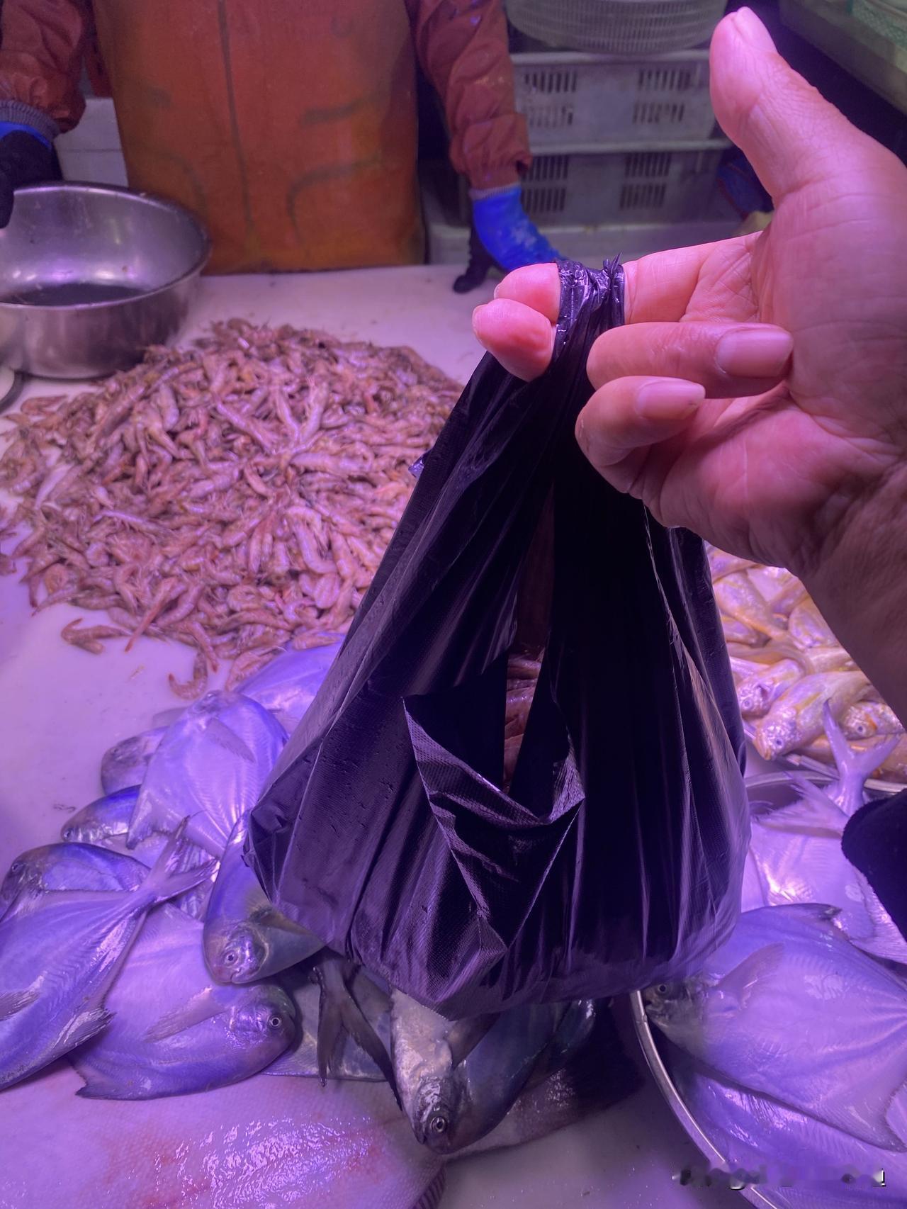 这个时节，可以晒大连金钩海米啦！
    现在这个季节，正是大连灯笼虾集中上市的