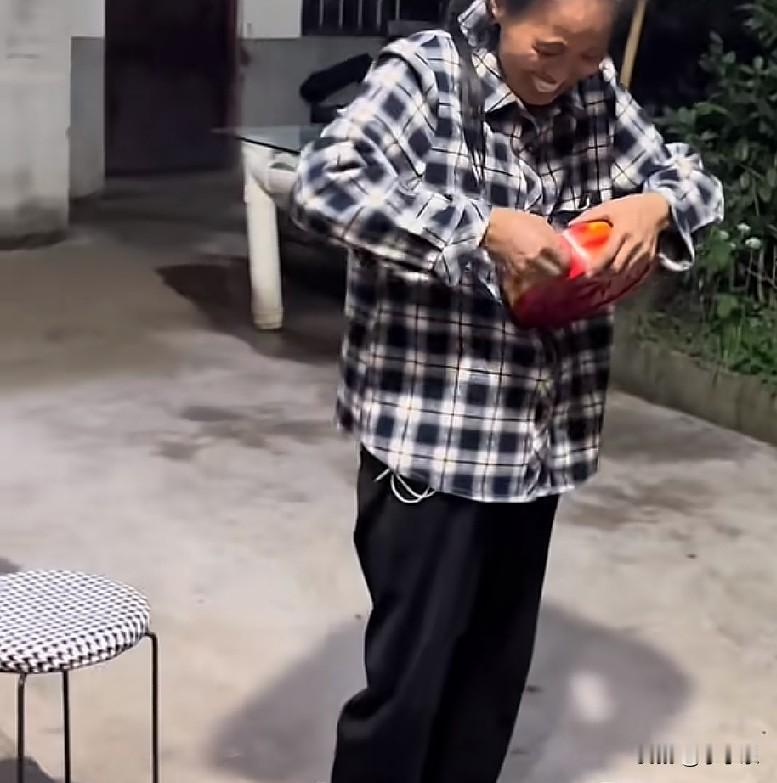 近日，云南一位妈妈，得知23岁的女儿离婚，没有询问，没有叹气，而是在家门口点起一
