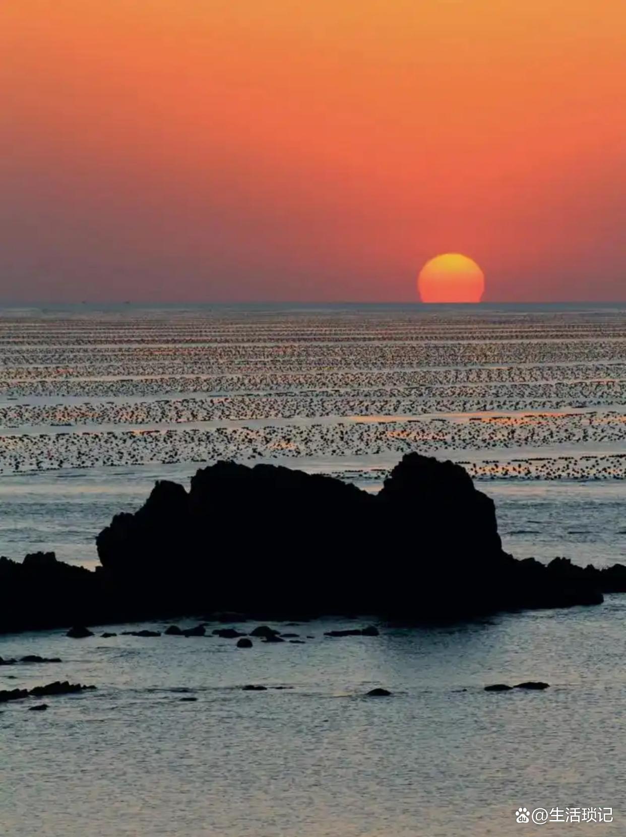 下联：旭日东升迎黎明，请出上联！夕阳西下别黄昏。