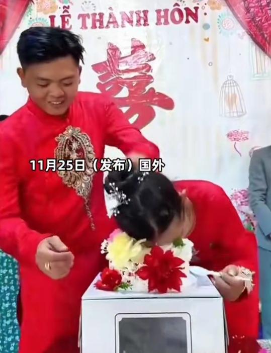 一看就是国外婚礼，新郎竟然强按新娘头入蛋糕里，婚礼本是庄重又浪漫的场合，他倒好，