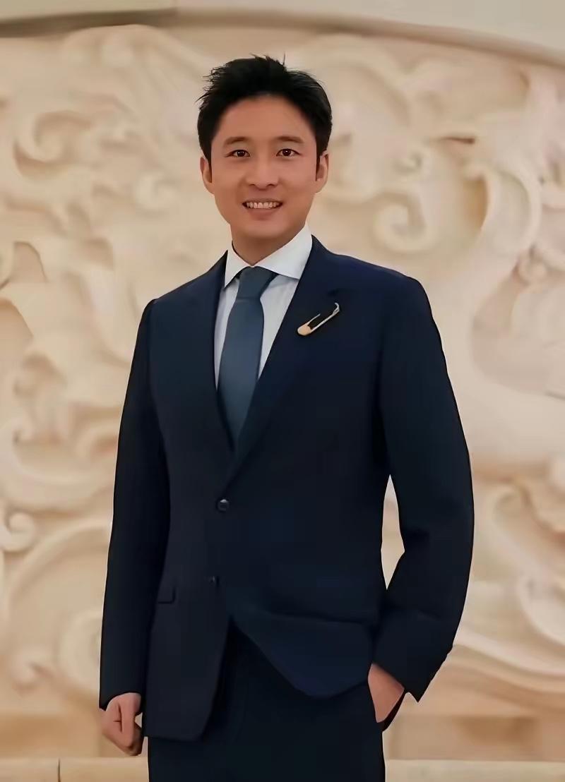 霍启山这事儿真挺有意思。霍家曾经也是苦出身，霍英东小时候穷得鞋都穿不起，后来闯出