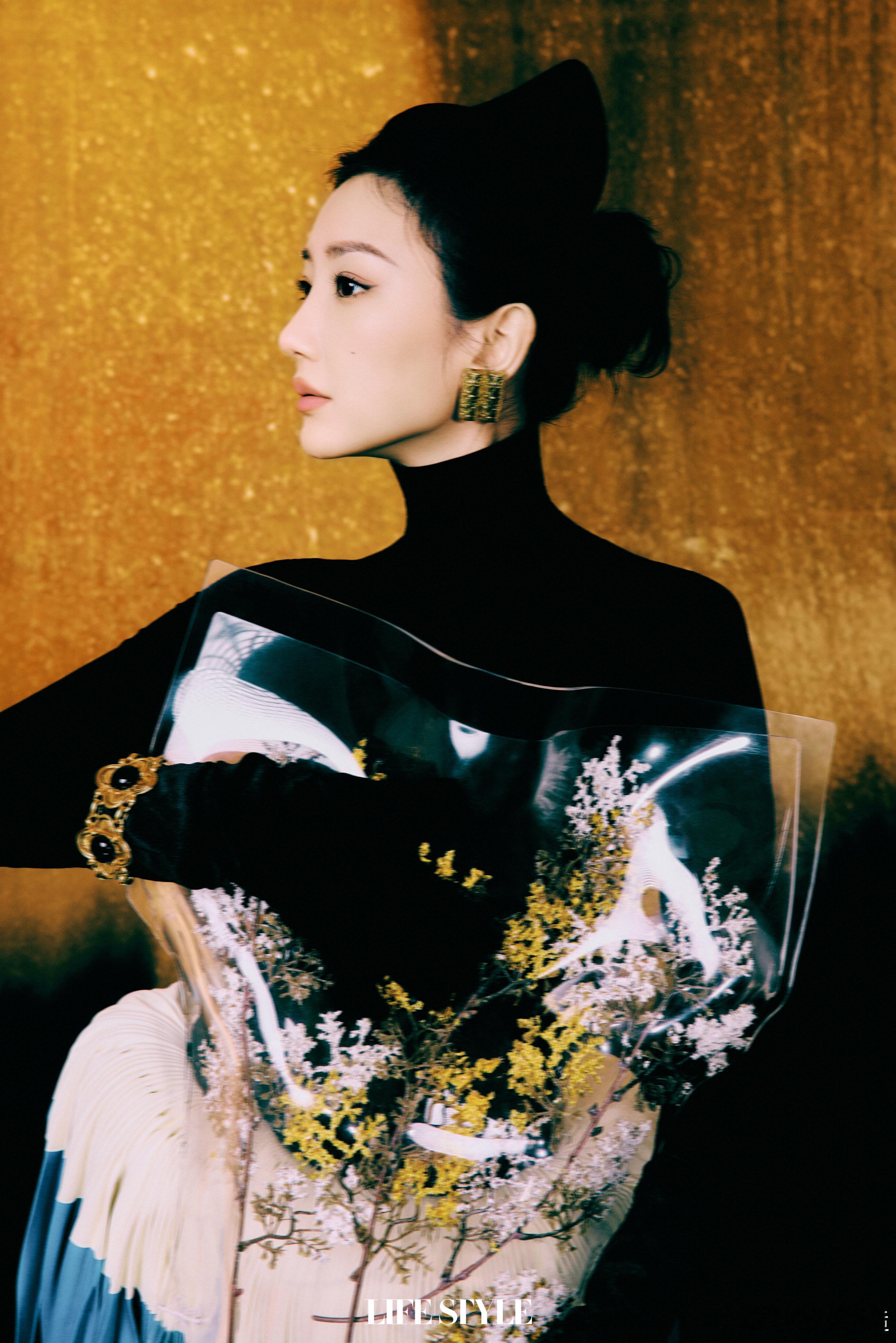 毛晓彤精品购物指南封面  鎏金背景下，毛晓彤高颅顶盘发配几何金耳饰，黑高领勾勒天