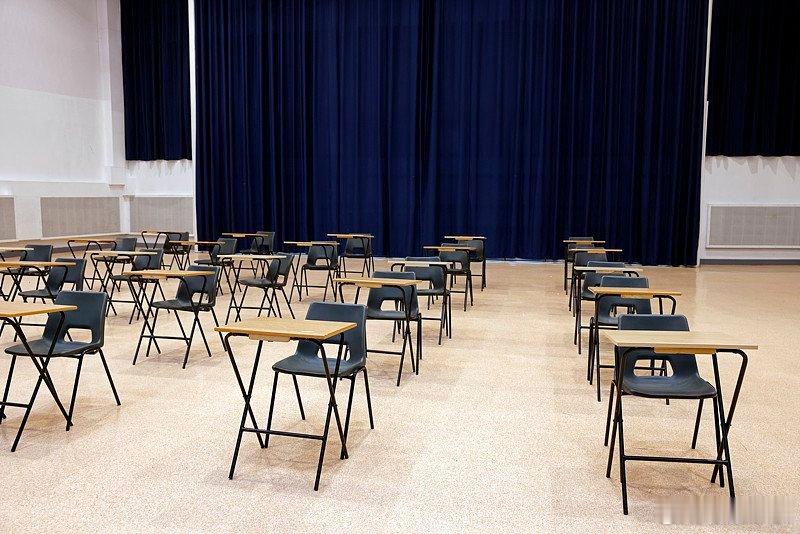 男生高考认考场发现教室就自己1人6月6日认考场，男生推开门直接懵了：30人标准教