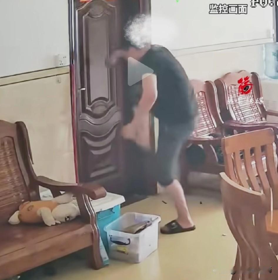 这个父亲太霸气了，
女儿闹脾气把门反锁，
父亲敲半天不开，于是
直接对着门一顿猛