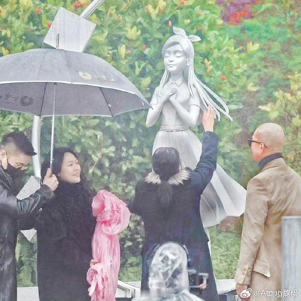 大S雕像旁边是高以翔的雕像这些雕像和本人有什么关联我请问呢…甚至还不如前几年那些