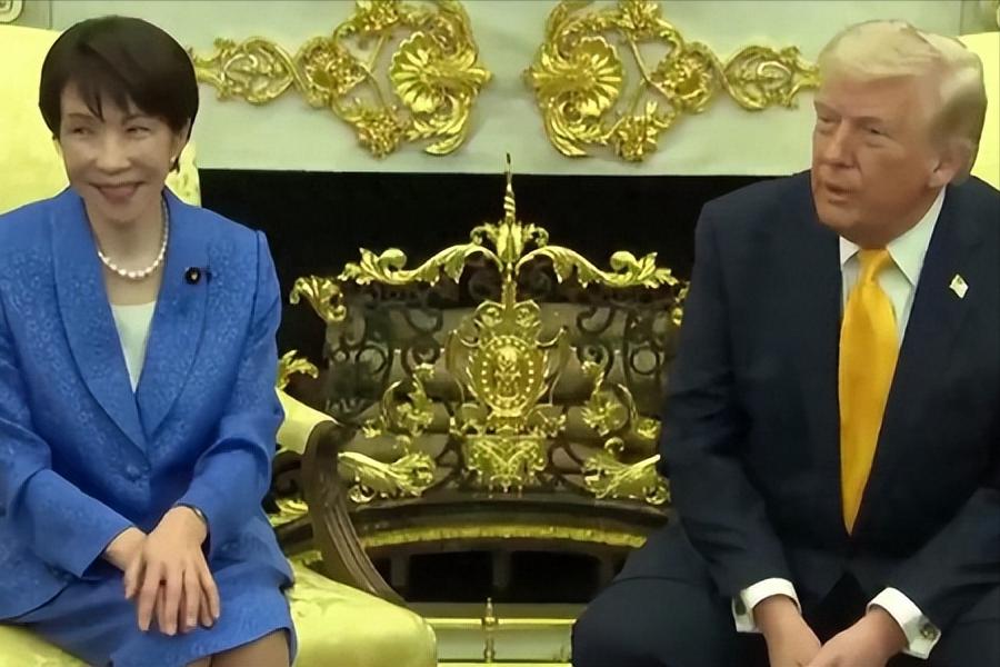 一个美国记者当场提了句“珍珠港”，气氛直接凉了半截。
更有意思的是，日本国内炸锅