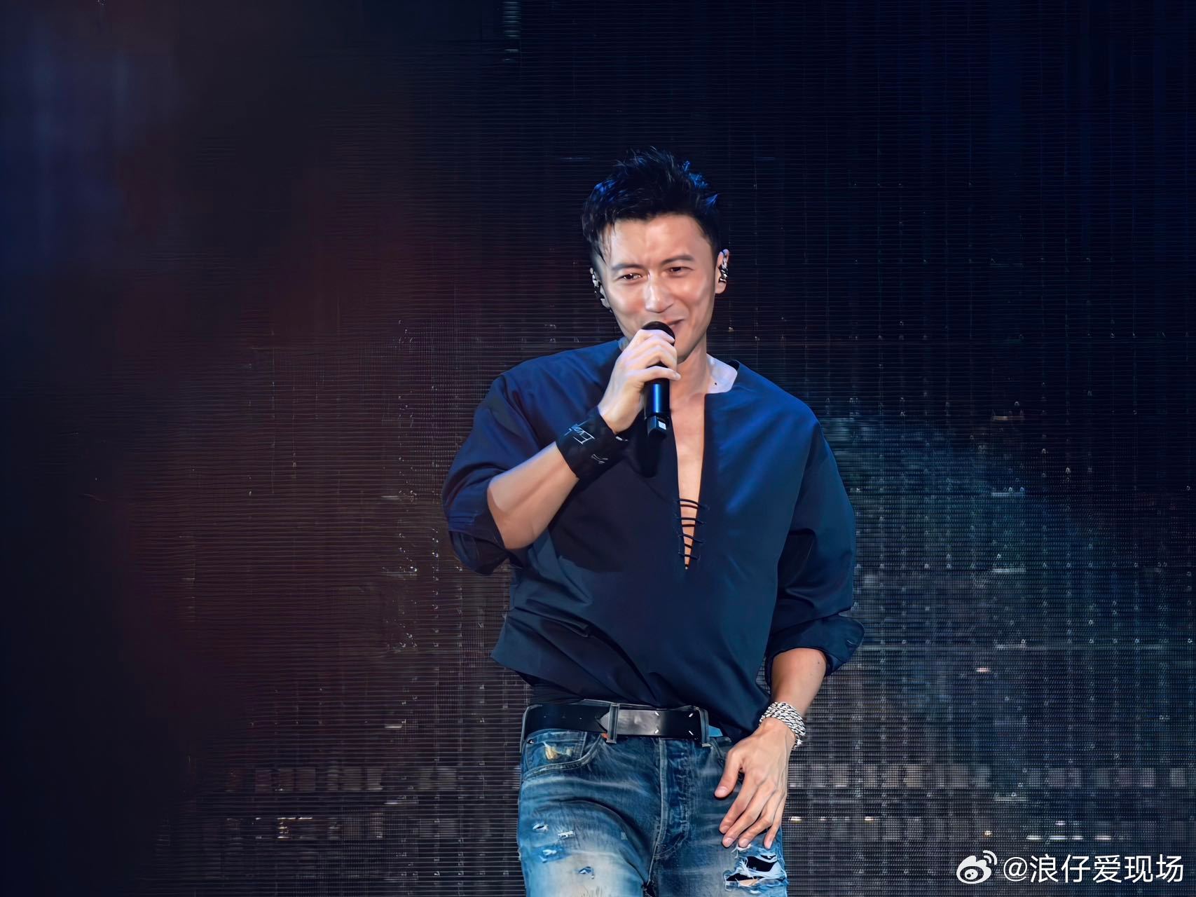工作人员也没放过谢霆锋 很难不被昨晚谢霆锋演唱会的舞台给圈粉，尤其是当高压水炮与