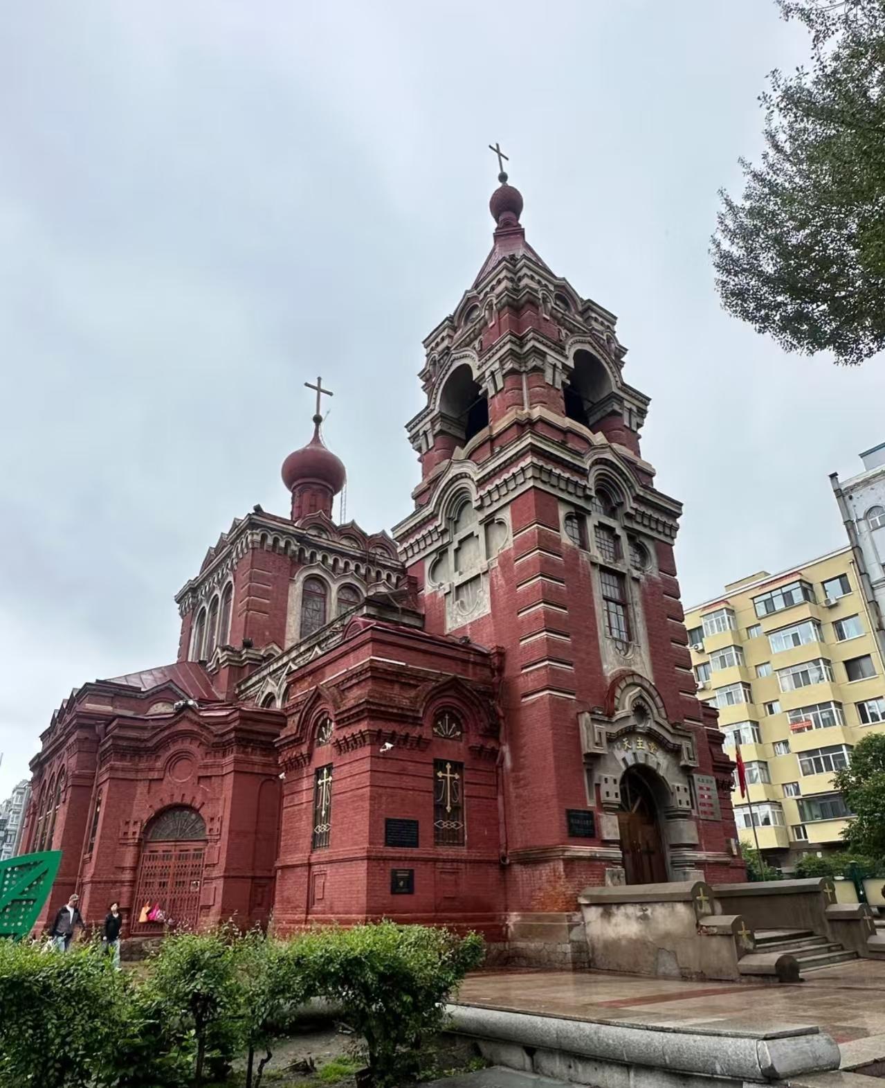 本地人私藏小众教堂圣·阿列克谢耶夫教堂。
 
比起人满为患的圣索菲亚，这座藏在南