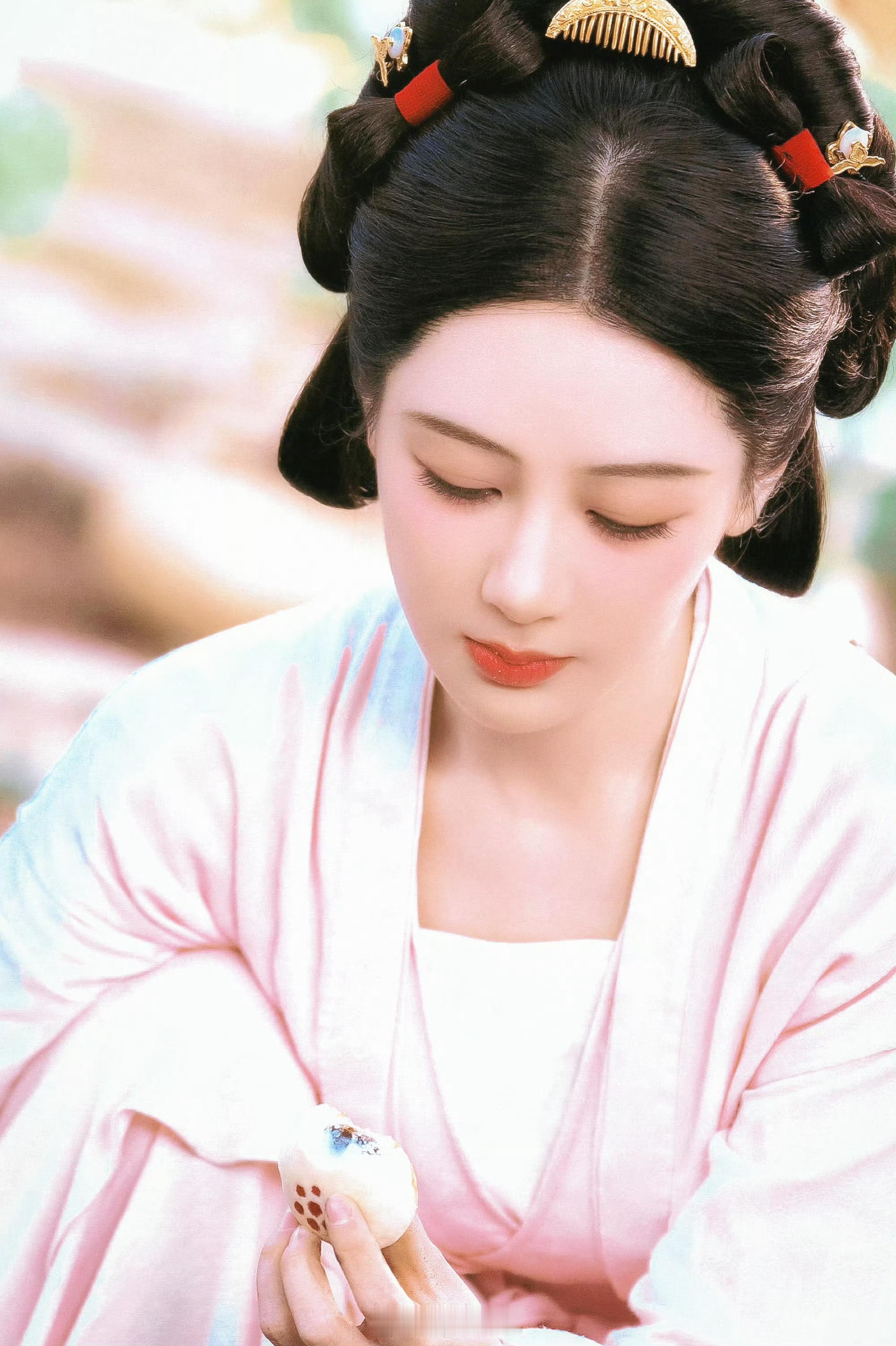 杨紫国色芳华带火洛阳牡丹酥  看来今年春节要跟着何惟芳过一个牡丹元年了，赏牡丹、