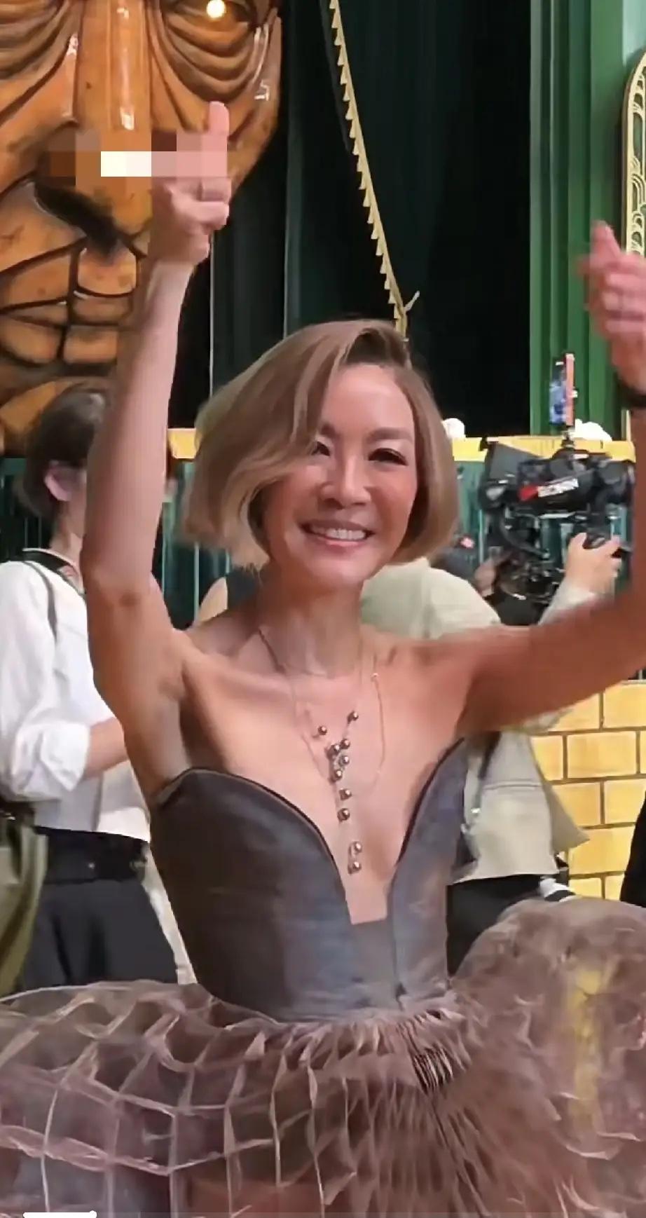 杨紫琼这身材太吓人了
63岁杨紫琼新加坡红毯造型太颠覆！棕黄色齐耳短发配高定礼服