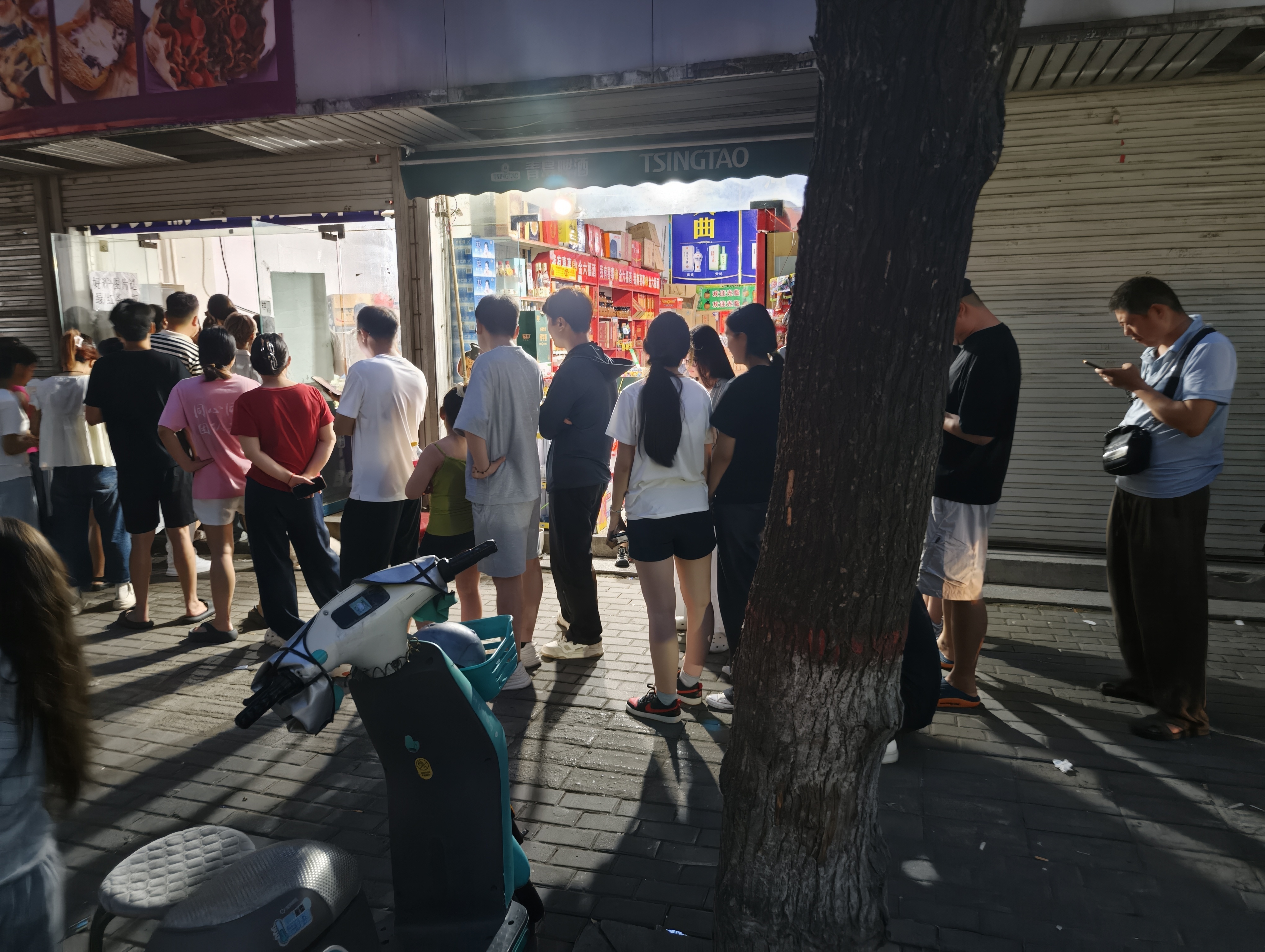 我实在是搞不懂为什么女生总爱排长队就为买一口吃的？大夏天的我媳妇儿非要排三个小时