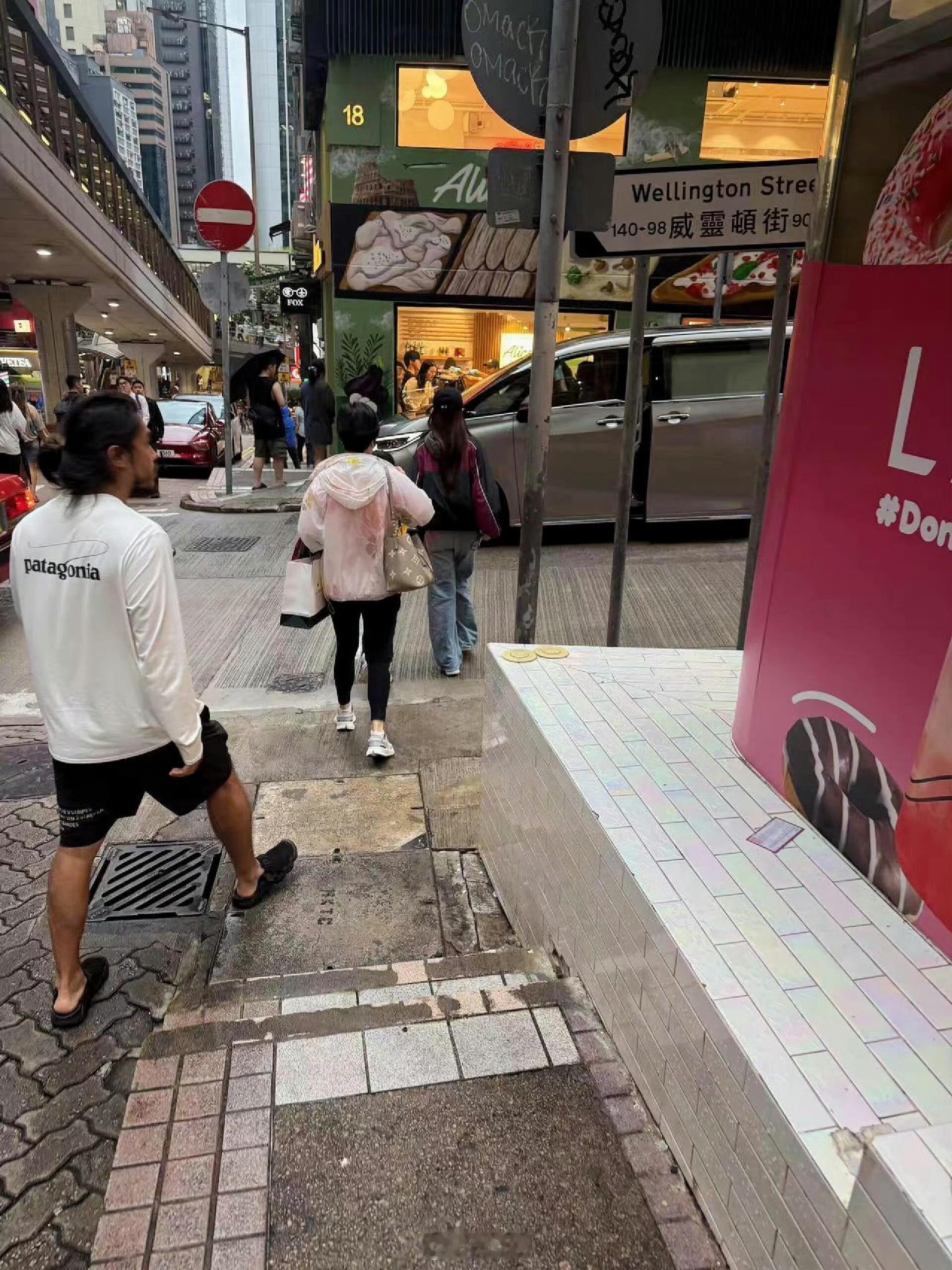 正常的，香港就这么大点地方，明星也是需要出门逛街买菜做饭生活的，低头不见抬头见，