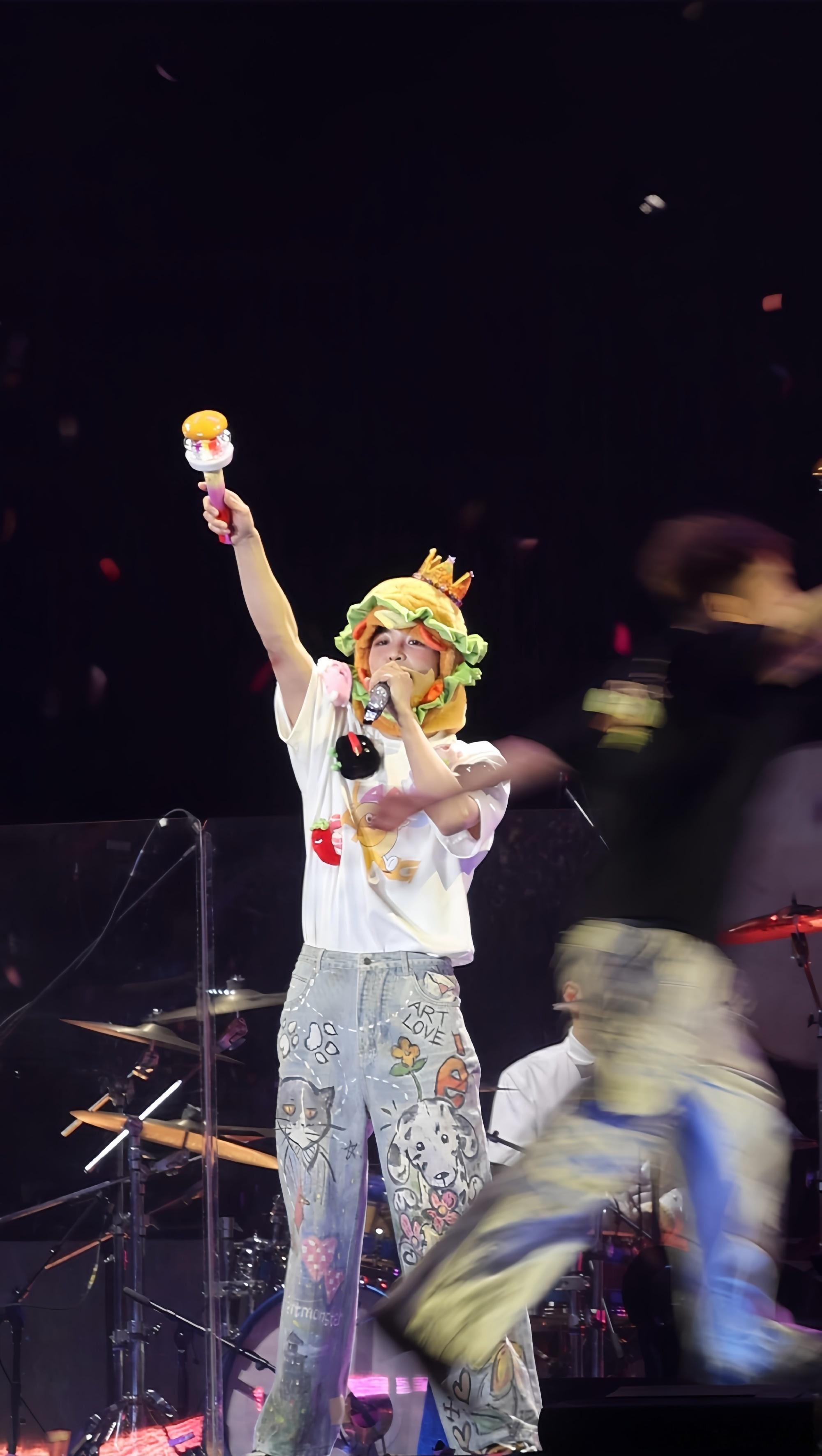 黄子弘凡开团洛天依秒跟 洛天依的加入让这段整活直接升级，虚拟和现实的碰撞带来了完