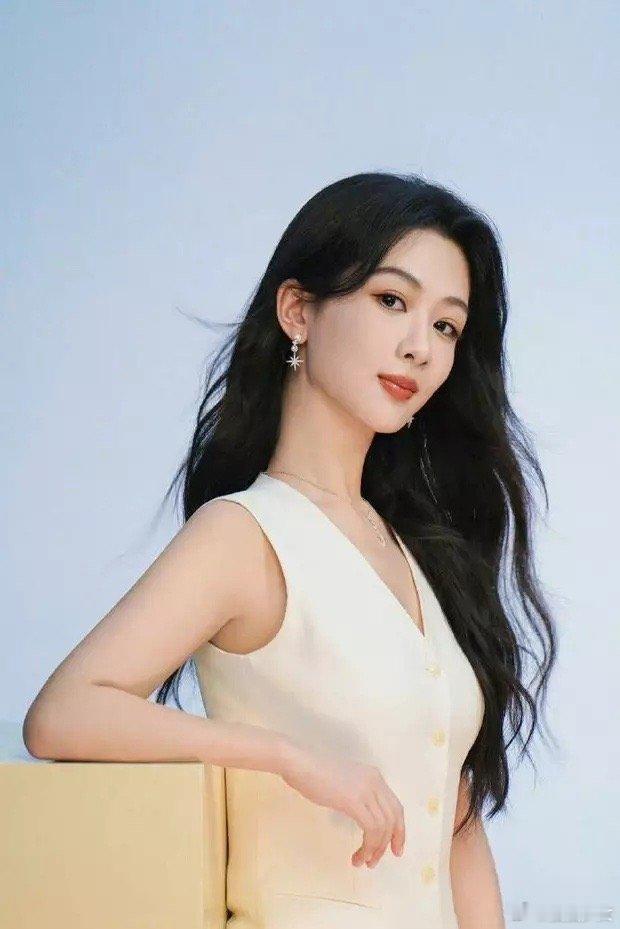 5月21日，一组杨紫的大片曝光，图中，她身穿一身白色套装，温婉大气。 ​​​