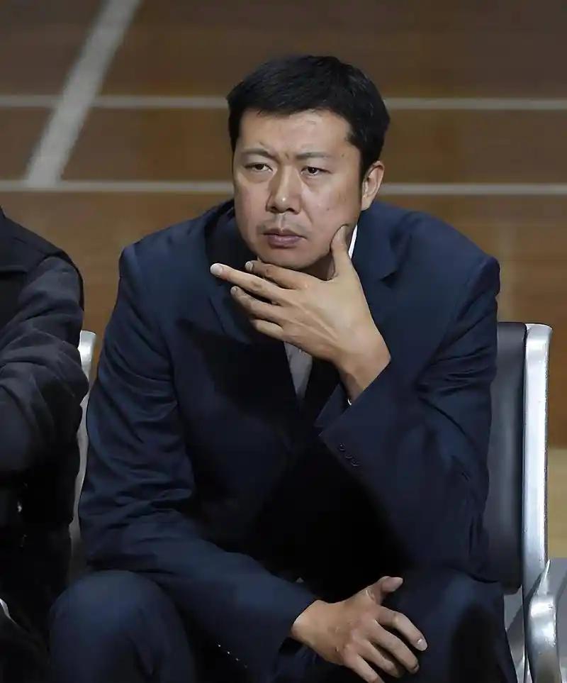 别再骂周琦王哲林了，真的。王治郅这次开口，一句话把病根全挑了——不是不拼，是一上