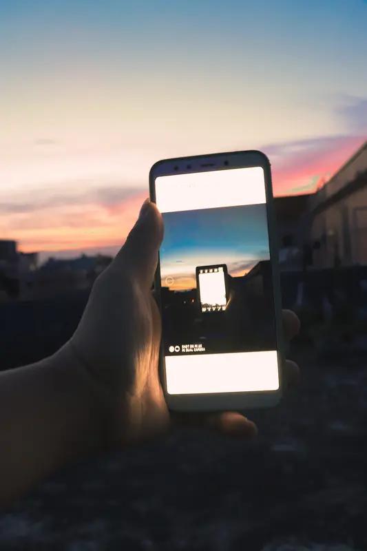 近期，有多名网友反馈在未执行任何操作的情况下，手机相册内数百至数千张照片、视频被