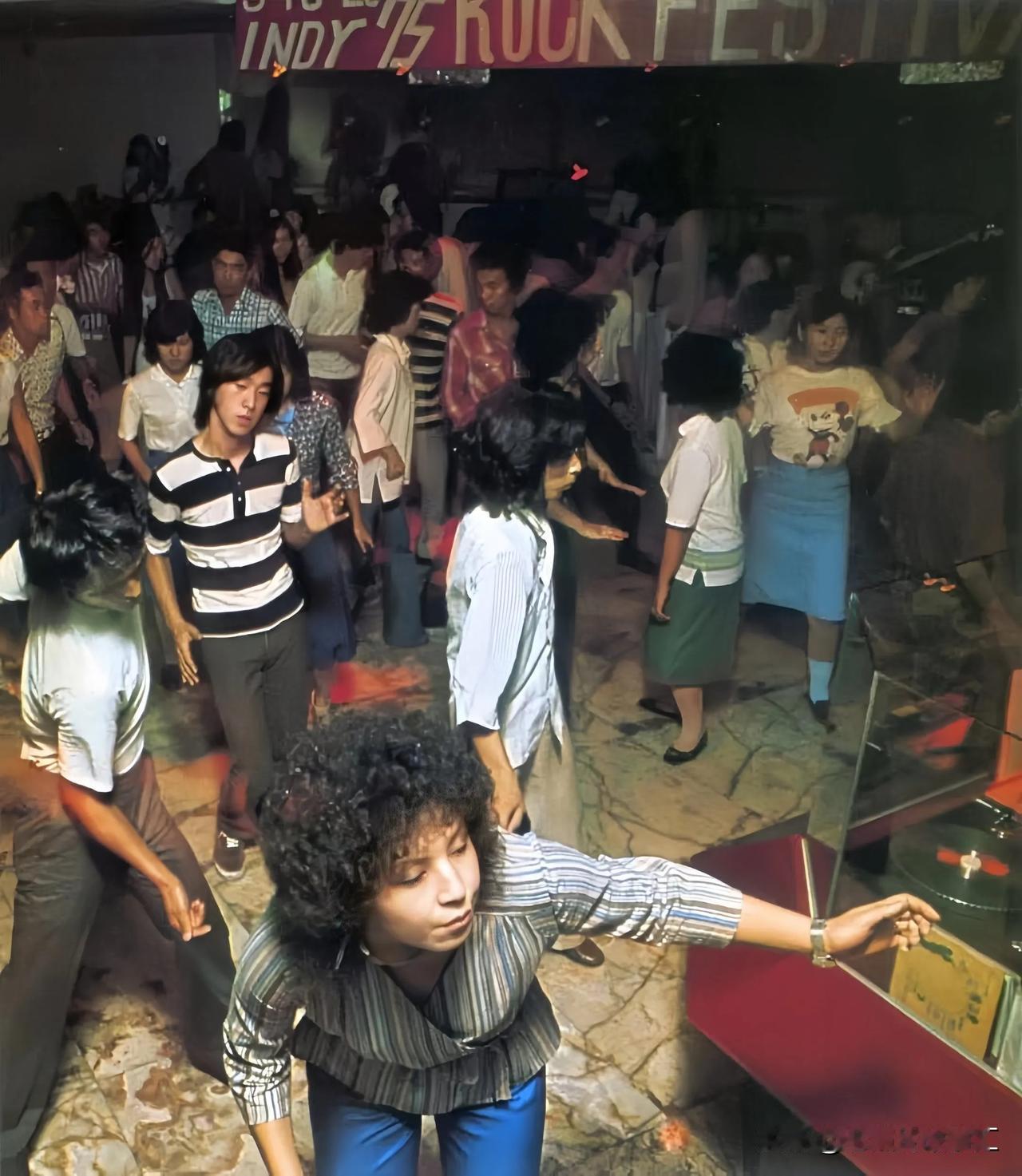 上世纪70年代日本青年在舞厅跳迪斯科舞的场景！
       即昭和50年代，出