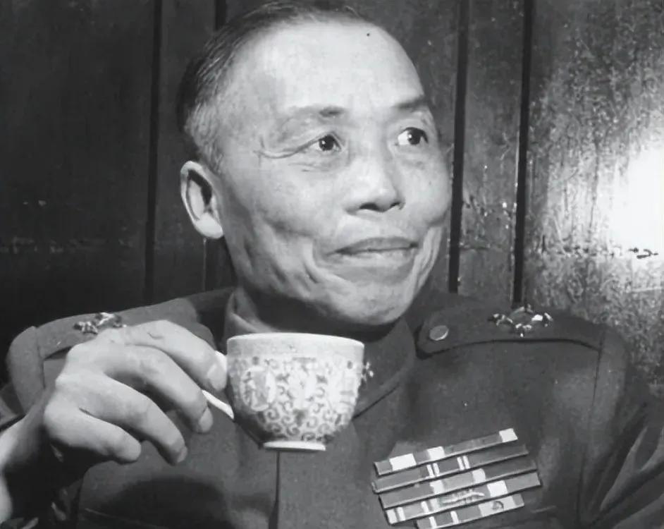 1966年，北京饭店八楼的一间套房里，27岁的胡友松坐在梳妆镜前发呆，指尖轻轻点