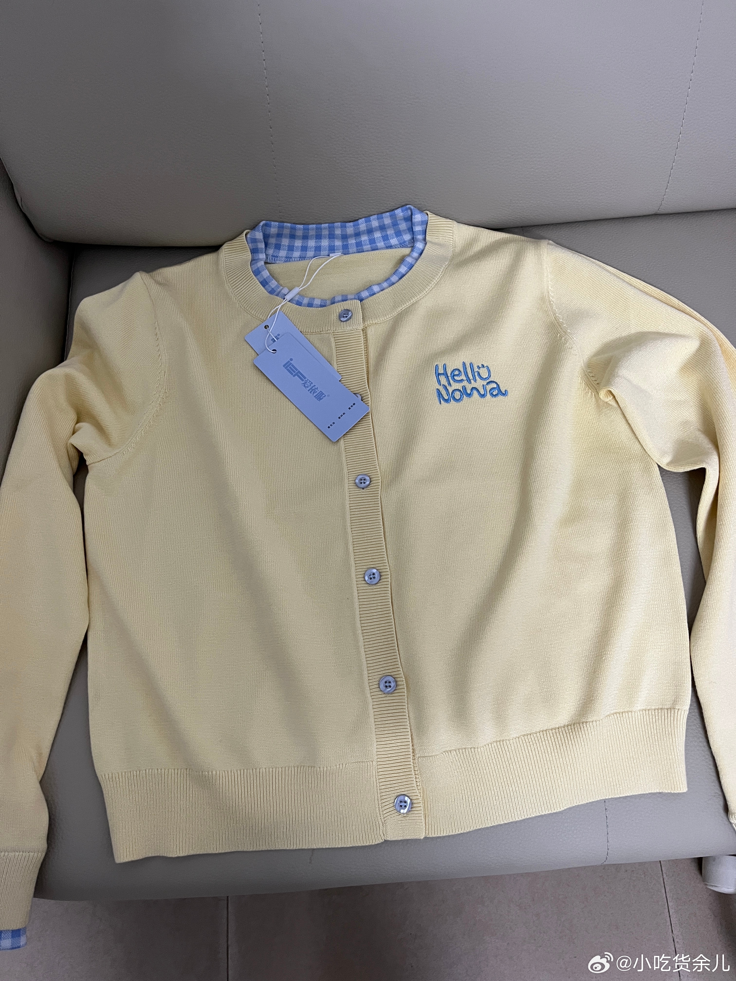 在爱依服买了一件黄色的衣服149，然后回来的时候看到图二才29一件，直接买单，瞬