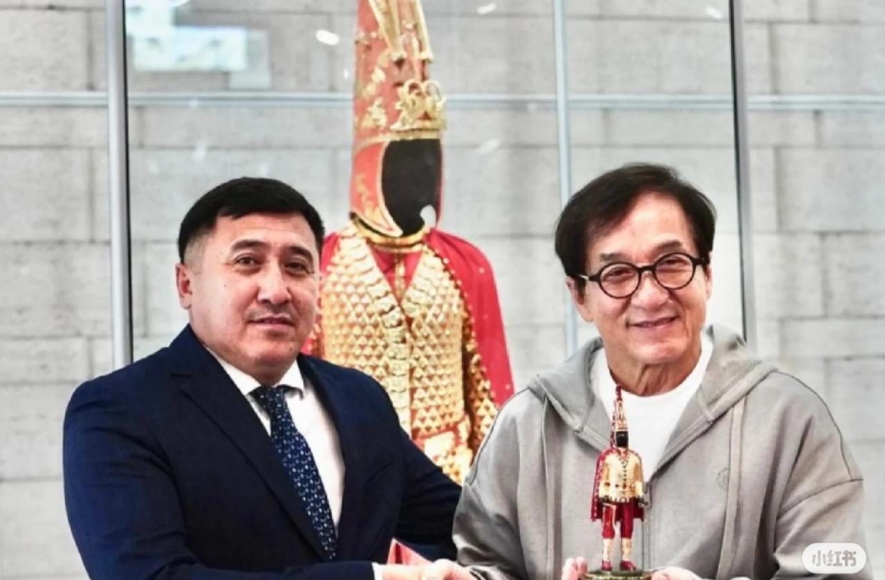 跑娱乐新闻的发小去了阿拉木图，
回来一脸兴奋和我说，成龙八成又在悄悄搞大动作
