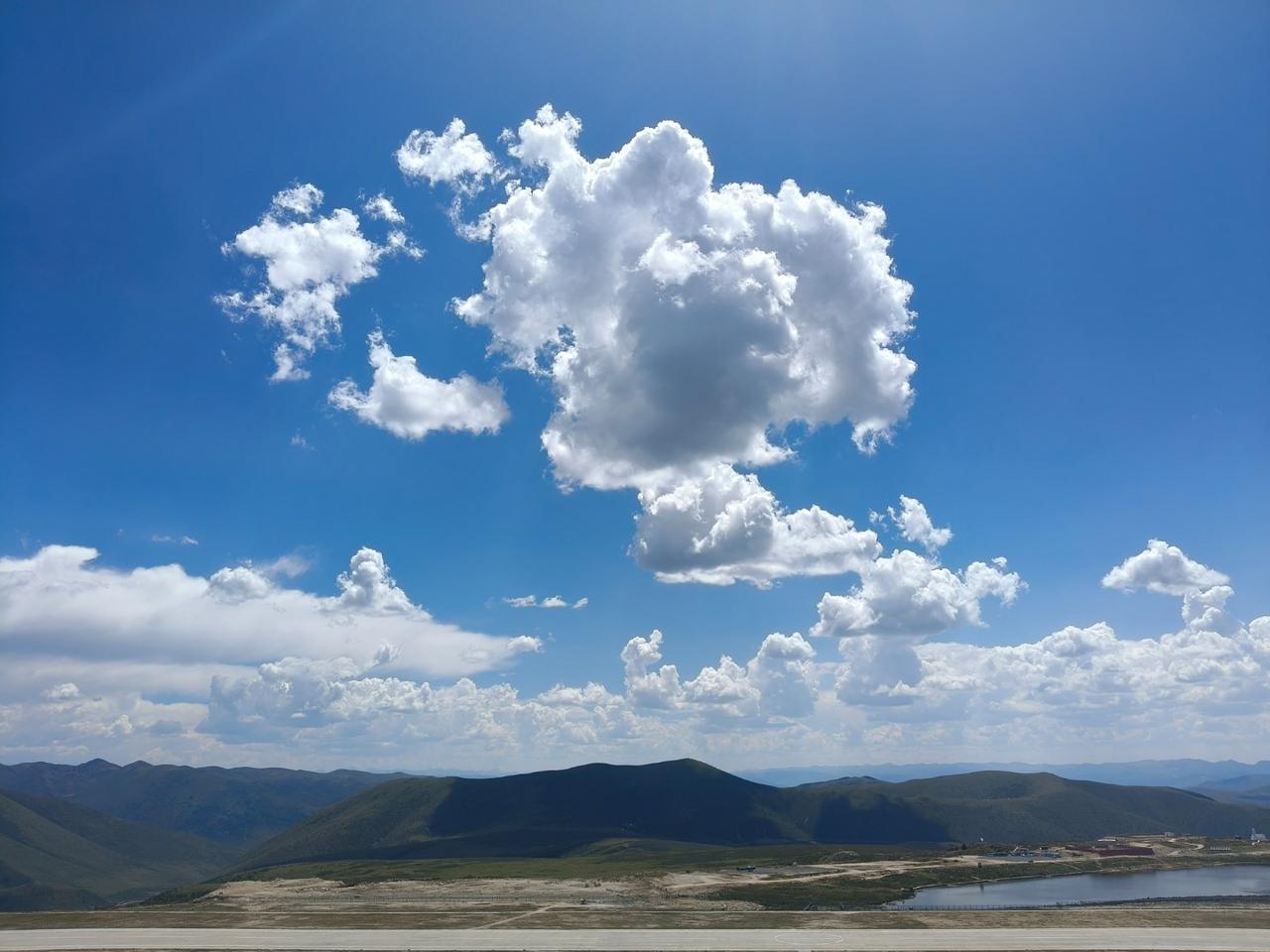 蓝天白云常常令人心情愉悦，它们带来宁静与美丽，仿佛大自然的微笑，能缓解压力，增添