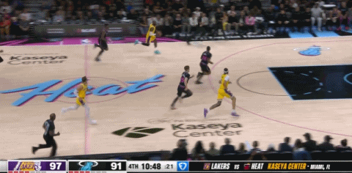 詹姆斯刚才的反击被鲍威尔切了，示意有打手，裁判不予理会湖人vs热火