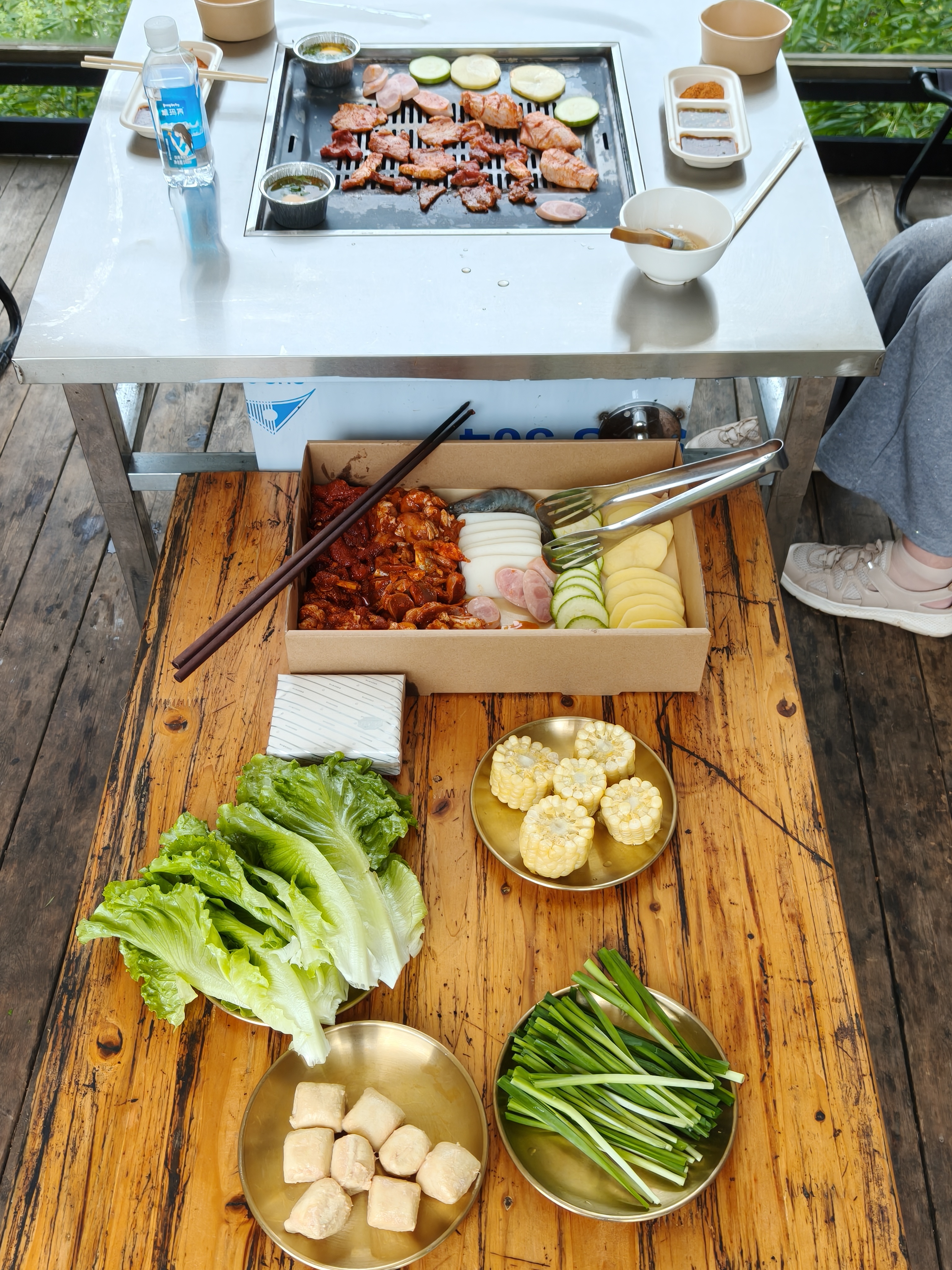 驾驶牢大汽车进山里吃肉 