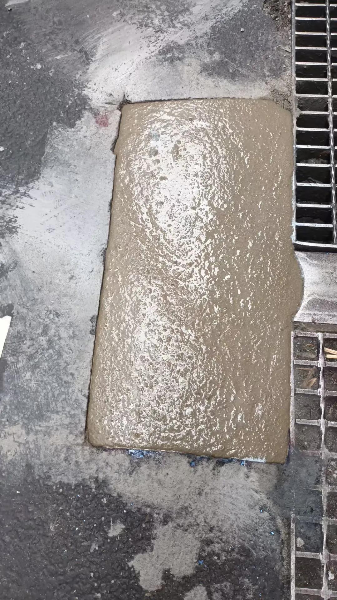 使用率高貨辘不停碾压的地台损坏缺口常有发生，师傅用1小时快速凝固水泥维护，把修补