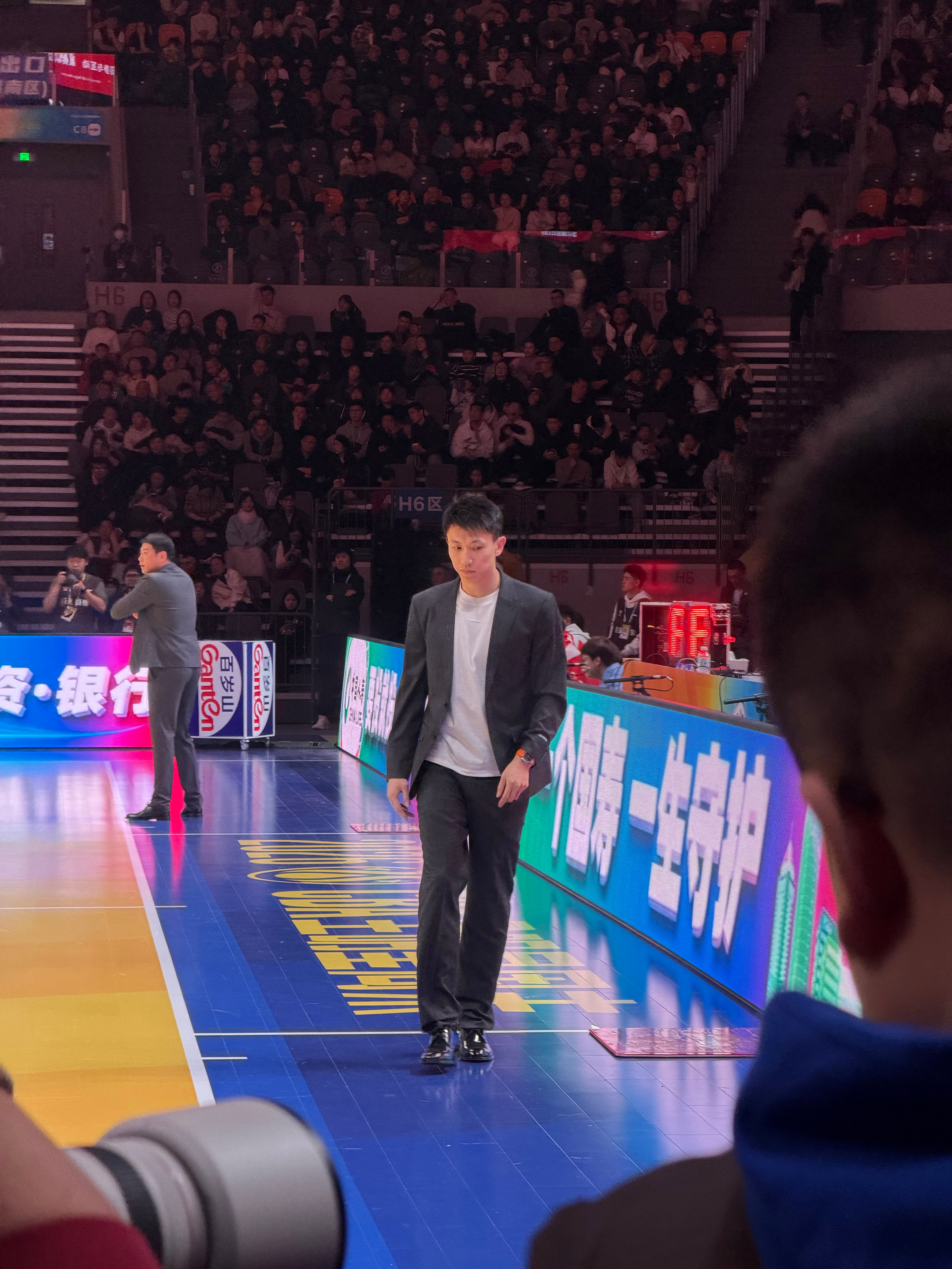 教练刘晓宇好不习惯哇帅必须还是帅的！ cba全明星 诸暨