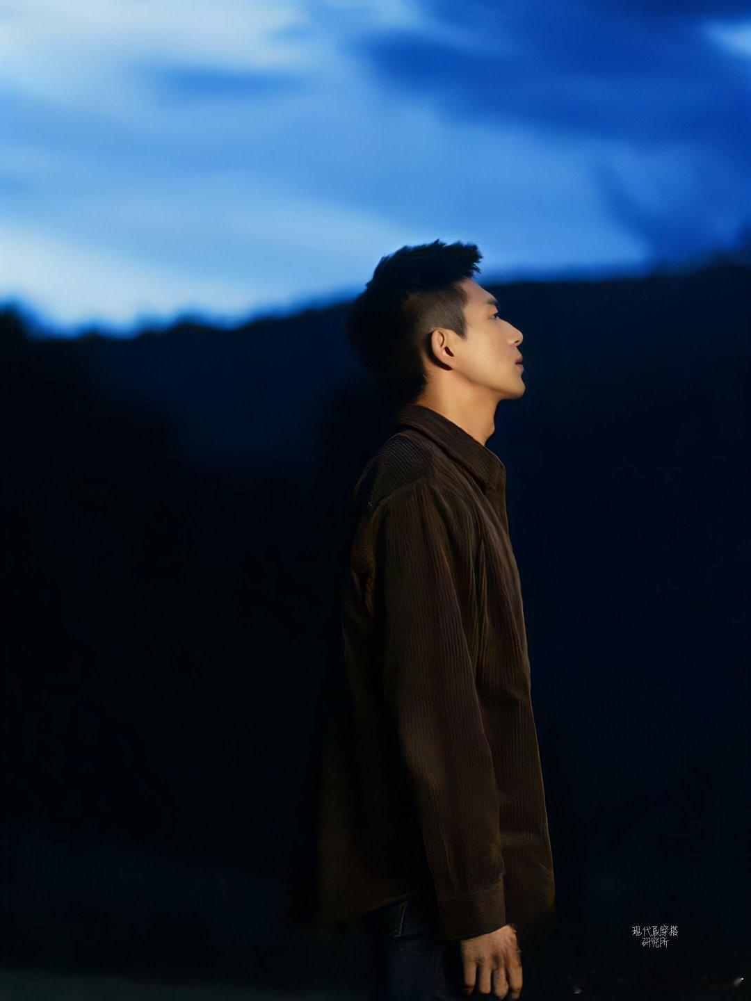 随手一拍李现没有一帧是废片 面对闪光灯360度无死角，本人还打趣承认“就是白马王