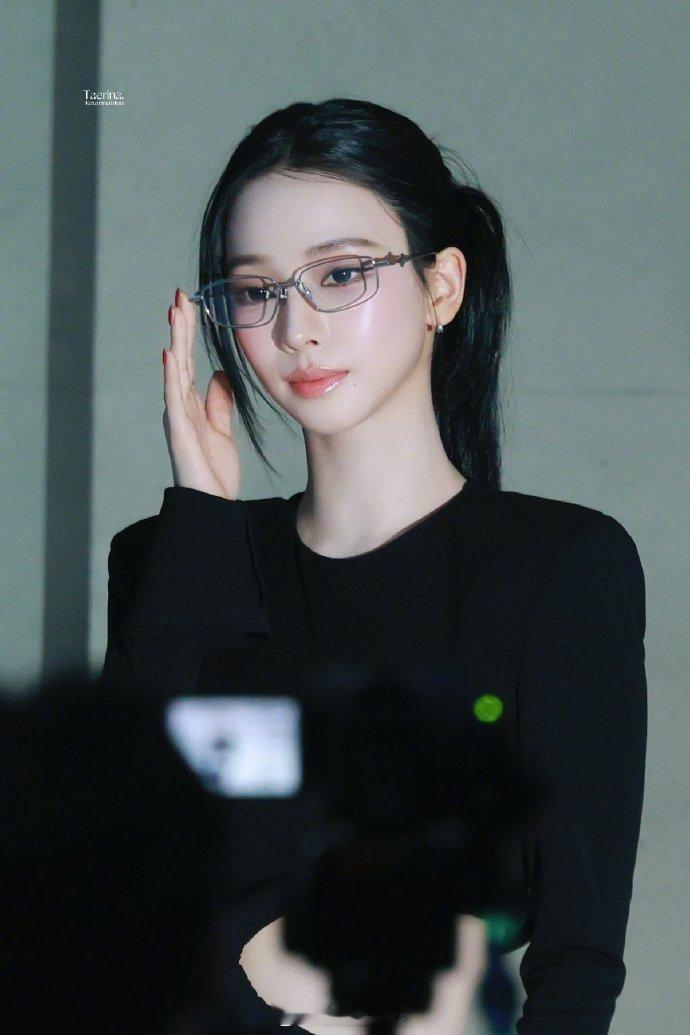 柳智敏手扶眼镜这一下 柳智敏亮相首尔品牌开业活动，黑发配眼镜尽显高智感，手扶眼镜