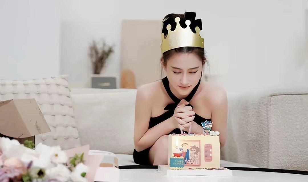 何超莲过生日，发布的照片出现了3个生日蛋糕🍰[泣不成声]，实名羡慕……

还有