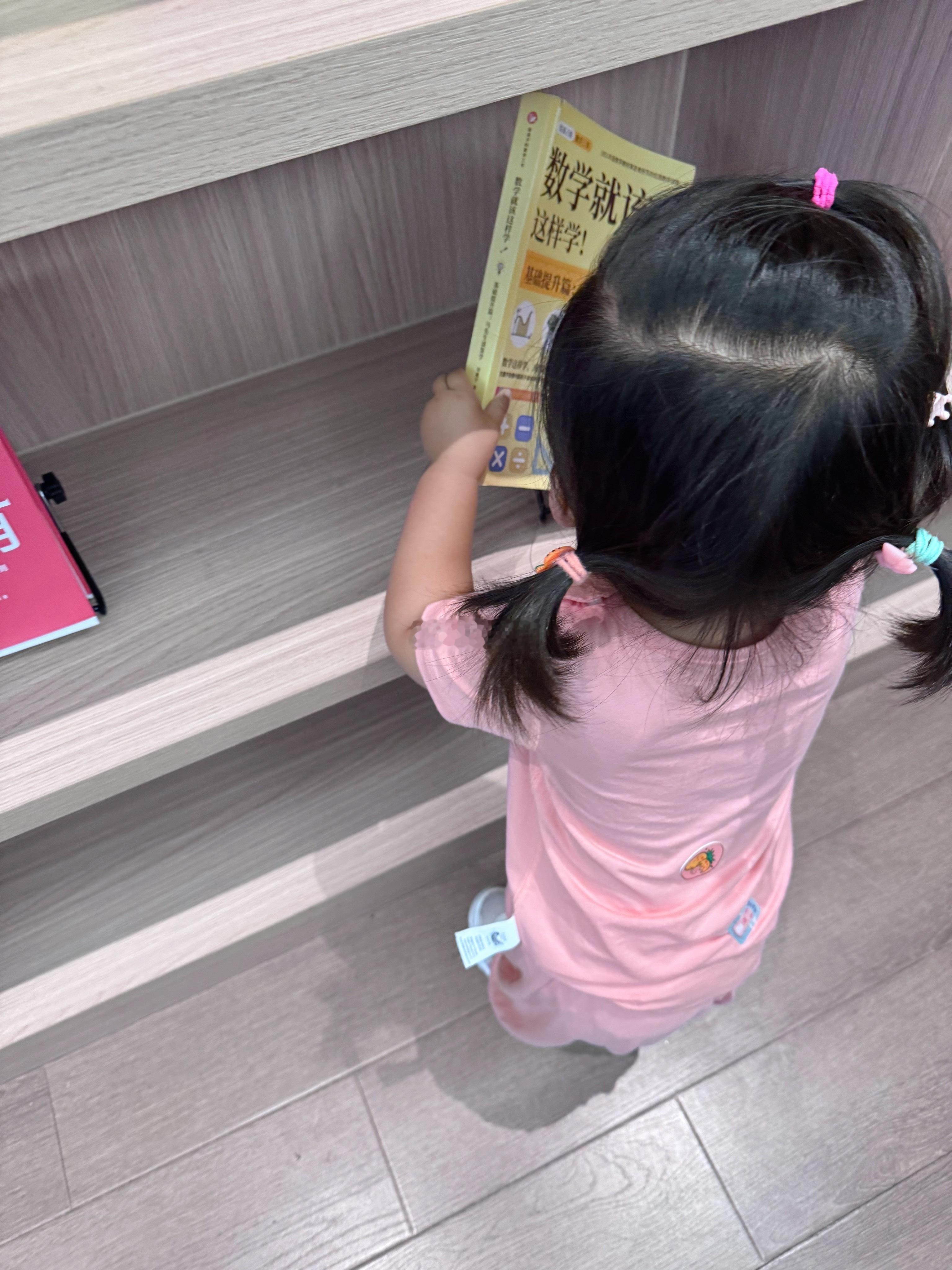 肚老师第一次逛书店，拿到的第一本书，并坚决要买下来