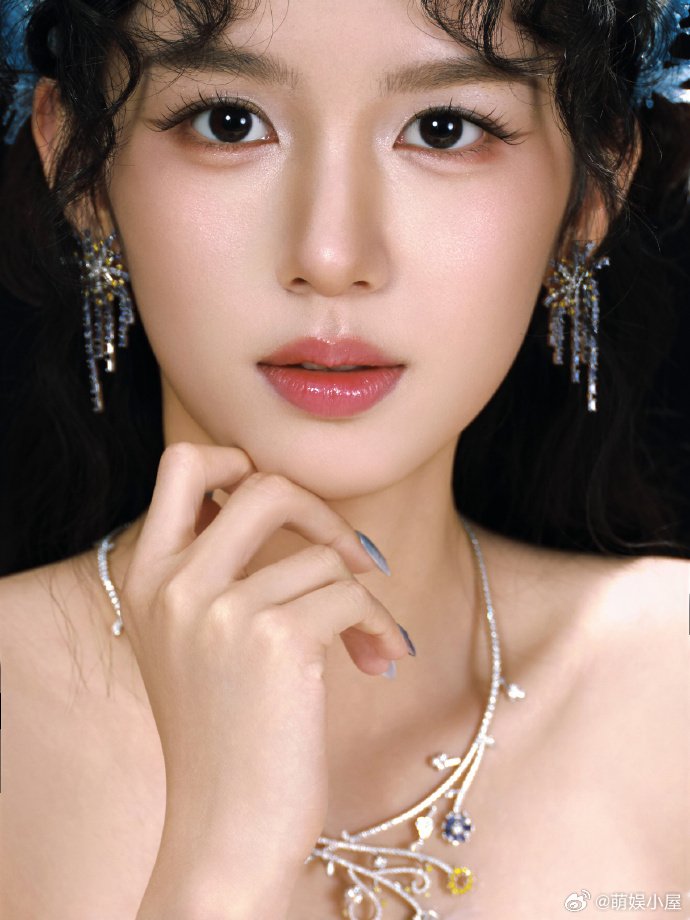 周也 油画神女 谁懂啊！周也这身油画神女造型，轻纱羽毛仙气拉满，清冷与温柔并存，