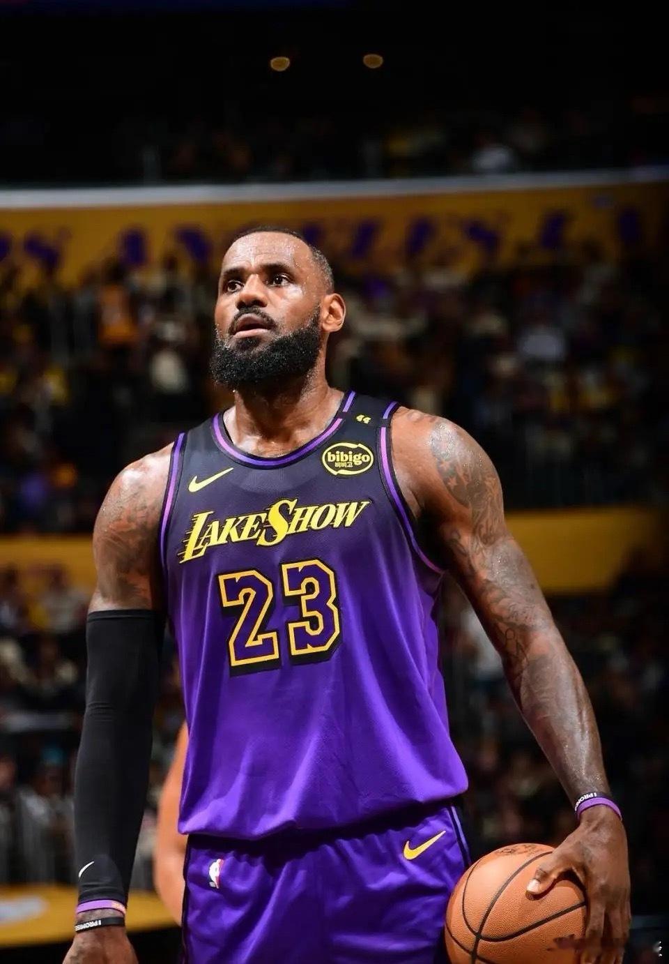 湖人赛程也太轻松了吧湖人到现在为止才打了15场比赛，勇士都打了18场了，按二天一