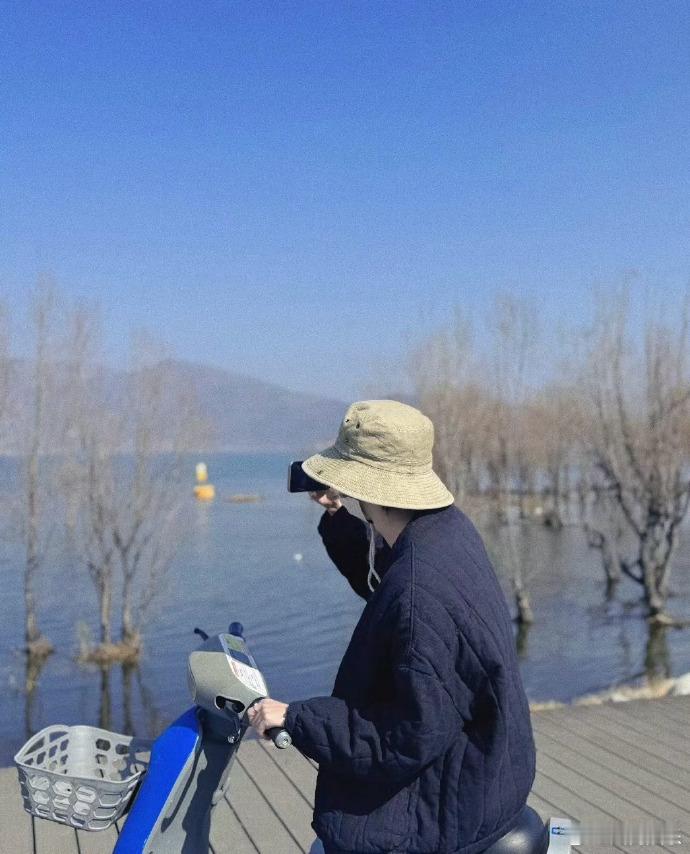马嘉祺 立春去春城 看马嘉祺的照片，就像自己也置身于那片春天的景色中，心情不自觉